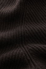 Nahaufnahme einer dunkelbraunen von Braun Cashmere Strickjacke in edlem Patentstrick mit weichem Griff und mittelfeinem Strickbild.