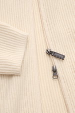 Nahaufnahme der von Braun Cashmere Strickjacke offwhite aus mongolischem Cashmere, Slim Fit, Patentstrick, mit Zwei-Wege-Reißverschluss und Rippbündchen.