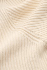 Nahaufnahme der von Braun Cashmere Strickjacke offwhite in edlem Patentstrick aus mongolischem Cashmere mit weichem Griff und mittelfeinem Strickbild.