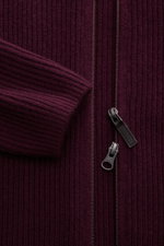Nahaufnahme der von Braun Cashmere Strickjacke bordeaux im Patentstrick, Slim Fit, mit hoch schließendem Kragen, Zwei-Wege-Reißverschluss und Rippbündchen.
