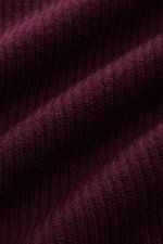 von Braun Cashmere Strickjacke bordeaux aus mongolischem Cashmere in Nahaufnahme, weicher Griff, edler Patentstrick, mittelfeines Strickbild, Slim Fit, Zwei-Wege-Reißverschluss, hoher Kragen, Rippbündchen, Detailfoto der Struktur