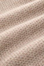 Nahaufnahme der von Braun Cashmere Strickjacke beige meliert in edlem Strukturstrick mit weichem Griff aus mongolischem Cashmere, mittelfeines Strickbild sichtbar.