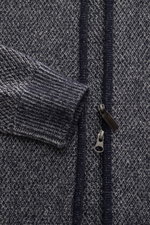 Nahaufnahme der von Braun Cashmere Strickjacke navy meliert aus edlem Strukturstrick mit mittelfeinem Muster, Zwei-Wege-Reißverschluss, Rippbündchen und hoch schließendem Kragen, reiner mongolischer Cashmere, Slim Fit.