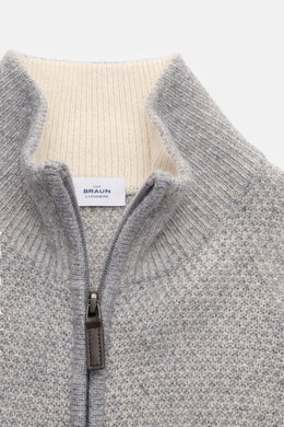 Close-up front view of von Braun Cashmere cardigan grey mottled showing textured knit, high collar, and two-way zip with leather pull.

<p>Maximum comfort with the highest standards: This cardigan in a textured knit from VON BRAUN’s cashmere collection is