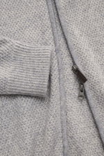 Close-up top view of von Braun Cashmere cardigan grey mottled showing fine textured knit, ribbed cuff, and two-way zip detail.

<p>Maximum comfort with the highest standards: This cardigan in a textured knit from VON BRAUN’s cashmere collection is a great