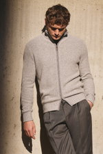 Front view of a man wearing a slim fit von Braun Cashmere cardigan grey mottled with a high-closing collar and two-way zip.

<p>Maximum comfort with the highest standards: This cardigan in a textured knit from VON BRAUN’s cashmere collection is a great ch