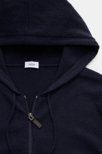 Nahaufnahme der von Braun Cashmere Strickjacke navy mit Kapuze, Tunnelzug, Zwei-Wege-Reißverschluss, Slim Fit und feinem Strickbild aus weichem mongolischem Cashmere.