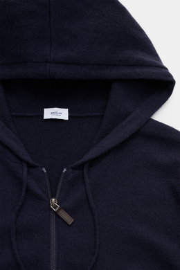 Nahaufnahme der von Braun Cashmere Strickjacke navy mit Kapuze, Tunnelzug, Zwei-Wege-Reißverschluss, Slim Fit und feinem Strickbild aus weichem mongolischem Cashmere.