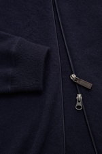 Nahaufnahme der von Braun Cashmere Strickjacke navy mit feinem Strickbild, zwei-Wege-Reißverschluss und Rippbündchen, Slim Fit, Kapuze mit Tunnelzug, aus softem mongolischem Cashmere.