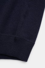 von Braun Cashmere Strickjacke navy, Detailaufnahme des weichen, feinen Strickbilds und komfortabler Rippbündchen aus reinem mongolischem Cashmere, Slim Fit, Kapuze mit Tunnelzug, Zwei-Wege-Reißverschluss, sportive Basics in navy aus der Nahaufnahme.