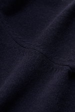 Nahaufnahme der von Braun Cashmere Strickjacke navy aus reinem mongolischem Cashmere mit feinem Strickbild und weichem Griff.
