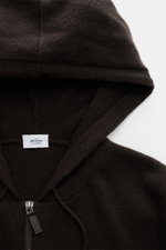 Nahaufnahme aus der Vogelperspektive der von Braun Cashmere Strickjacke dunkelbraun mit Kapuze, Tunnelzug, Zwei-Wege-Reißverschluss und weichem Strick.