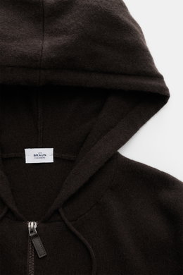 Nahaufnahme aus der Vogelperspektive der von Braun Cashmere Strickjacke dunkelbraun mit Kapuze, Tunnelzug, Zwei-Wege-Reißverschluss und weichem Strick.