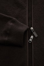 Nahaufnahme der von Braun Cashmere Strickjacke dunkelbraun mit weichem Rippbündchen, feinem Strickbild und zwei-Wege-Reißverschluss.