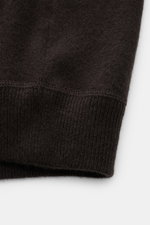 Nahaufnahme der von Braun Cashmere Strickjacke dunkelbraun, Detailansicht Rippbündchen und feines Strickbild aus weichem mongolischem Cashmere.