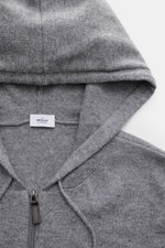 Nahaufnahme der von Braun Cashmere Strickjacke grau meliert mit Kapuze und Tunnelzug, feinem Strickbild, Zwei-Wege-Reißverschluss, Slim Fit und weichem Griff.