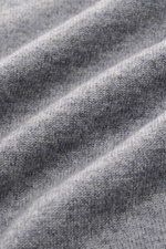 Nahaufnahme der graumelierten von Braun Cashmere Strickjacke, zeigt feines Strickbild aus reinem, sehr weichem mongolischem Cashmere.