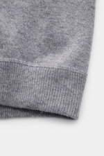 Nahaufnahme des Saums der von Braun Cashmere Strickjacke grau meliert mit feinem Strickbild, weichem Griff und komfortablem Rippbündchen.