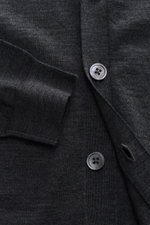 Close-up front view of the von Braun Merino cardigan anthracite mottled showing fine knit fabric, mother-of-pearl buttons, and ribbed cuff.

<p>Fine knit transitional basic: This VON BRAUN cardigan is a classic in pure merino wool and the perfect all-roun