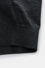 Close-up image of the ribbed cuff of the von Braun Merino cardigan anthracite mottled, photographed from a side angle. Fine knit transitional basic: This VON BRAUN cardigan is a classic in pure merino wool and the perfect all-rounder for your office wardr