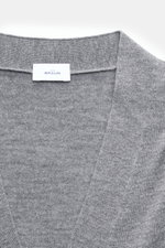 von Braun Merino Cardigan grau meliert in Nahaufnahme von oben, feiner Merinowolle-Strick, Regular Fit, Perlmuttknöpfe, weicher Griff, elastische Rippbündchen