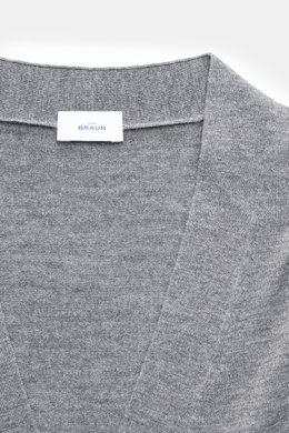 von Braun Merino Cardigan grau meliert in Nahaufnahme von oben, feiner Merinowolle-Strick, Regular Fit, Perlmuttknöpfe, weicher Griff, elastische Rippbündchen