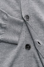 von Braun Merino Cardigan grau meliert, Detailaufnahme von vorne, feines Strickbild, Perlmuttknöpfe, elastische Rippbündchen, Regular Fit, reine Merinowolle