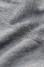 Nahaufnahme des graumelierten von Braun Merino Cardigans aus reiner Merinowolle, zeigt feines Strickbild, weichen Griff und elastische Rippbündchen.
