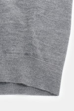 von Braun Merino Cardigan grau meliert, Detailaufnahme von unten, feines Strickbild aus reiner Merinowolle, elastische Rippbündchen, Regular Fit, weicher Griff, fünf Perlmuttknöpfe.