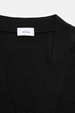 von Braun Merino Cardigan schwarz, Nahaufnahme von oben, feines Strickbild, V-Ausschnitt, Perlmuttknöpfe, Regular Fit, Merinowolle, weicher Griff