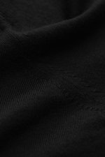 Nahaufnahme des von Braun Merino Cardigan schwarz in Feinstrick, zeigt weichen Griff, feines Strickbild und elastische Rippbündchen.