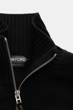 Nahaufnahme von Kragen und Reißverschluss der Tom Ford Strickjacke schwarz, aus reiner Schurwolle mit breiten Rippbündchen.
