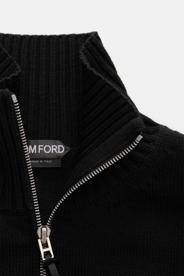 Nahaufnahme von Kragen und Reißverschluss der Tom Ford Strickjacke schwarz, aus reiner Schurwolle mit breiten Rippbündchen.