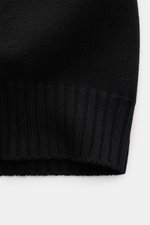 Tom Ford Strickjacke schwarz, Nahaufnahme des breiten Rippstrick-Bündchens, mittelfeines Strickbild aus reiner Schurwolle, weicher Griff.