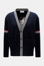 Thom Browne Cardigan navy, frontale Nahaufnahme, reine Baumwolle, mittelfeines Strickbild, V-Ausschnitt, Leistentaschen, Kontraststreifen am Ärmel, Knopfleiste