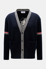 Thom Browne Cardigan navy, frontale Nahaufnahme, reine Baumwolle, mittelfeines Strickbild, V-Ausschnitt, Leistentaschen, Kontraststreifen am Ärmel, Knopfleiste