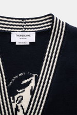 Thom Browne Cardigan navy in Nahaufnahme von oben, reine Baumwolle, mittelfeines Strickbild, V-Ausschnitt, kontrastierende Streifen, Signaturdetails sichtbar.
