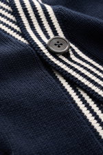 Nahaufnahme des Thom Browne Cardigan navy mit Knopf und kontrastierenden weißen Streifen, zeigt das mittelfeine Strickbild und die Struktur.