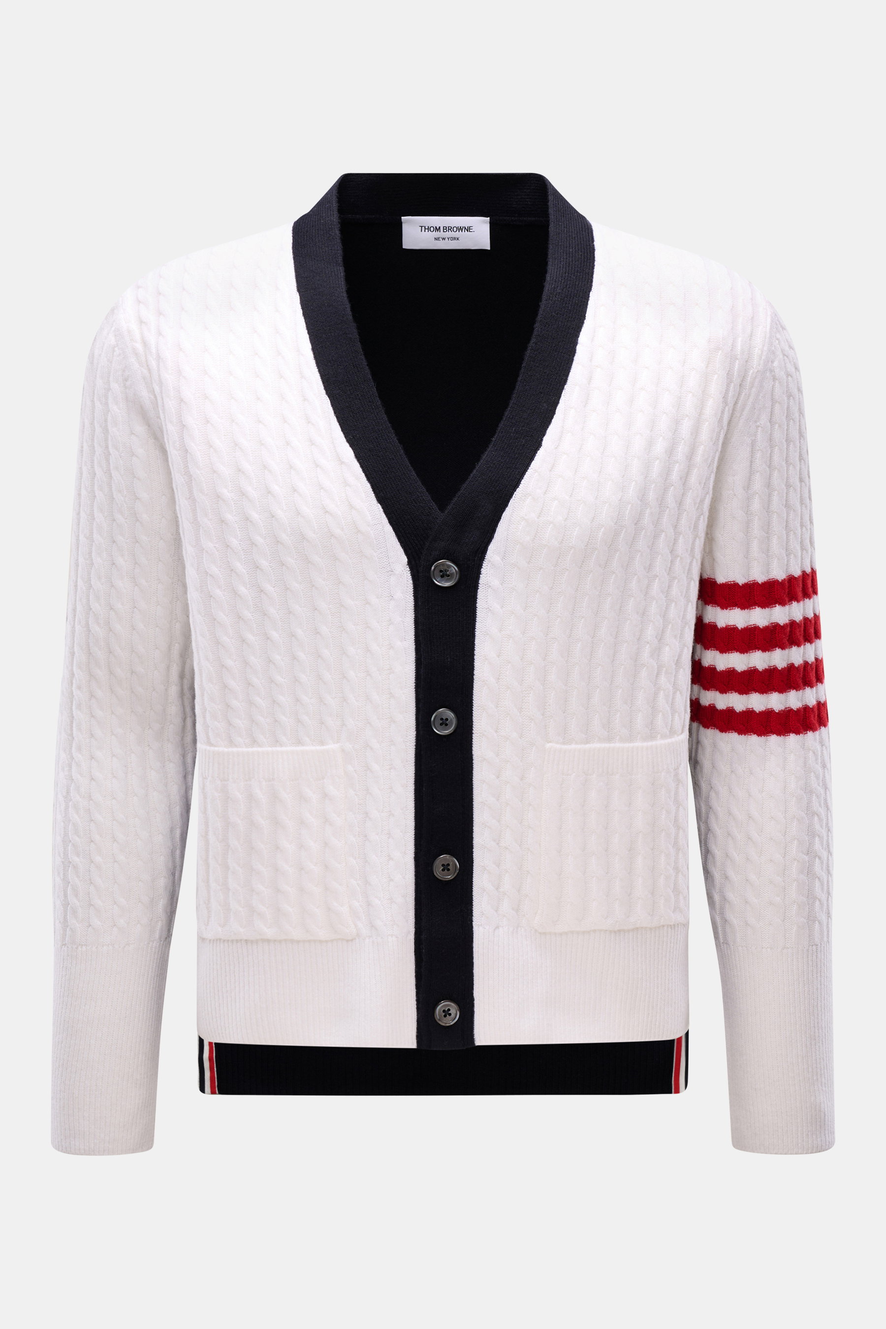 Thom Browne Cardigan weiß/schwarz, Frontansicht, Zopfstrick aus reiner Schurwolle, Slim Fit, V-Ausschnitt, rote Streifen am Arm, Vier-Knopf-Leiste