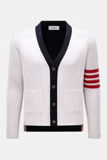Thom Browne Cardigan weiß/schwarz, Frontansicht, Zopfstrick aus reiner Schurwolle, Slim Fit, V-Ausschnitt, rote Streifen am Arm, Vier-Knopf-Leiste