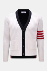 Thom Browne Cardigan weiß/schwarz, Frontansicht, Zopfstrick aus reiner Schurwolle, Slim Fit, V-Ausschnitt, rote Streifen am Arm, Vier-Knopf-Leiste