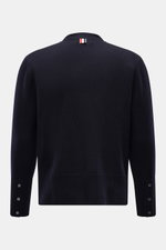 Rückansicht des Thom Browne Cardigan weiß/schwarz aus reiner Schurwolle, klassischem Zopfstrick, Slim Fit, mit Saumschlitzen und Knöpfen.