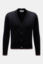Thom Browne Cardigan navy, Slim Fit, kurzer Schnitt, Rippstrick aus weicher Wolle, glatte Knopfleiste, Fronttaschen, Streifen am Bund, Frontalansicht.