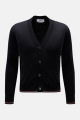 Thom Browne Cardigan navy, Slim Fit, kurzer Schnitt, Rippstrick aus weicher Wolle, glatte Knopfleiste, Fronttaschen, Streifen am Bund, Frontalansicht.