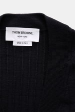 Nahaufnahme des Thom Browne Cardigan navy aus elastischer Wolle, Rippstrick, Slim Fit, kurzem Schnitt, glatter Knopfleiste und Label innen.