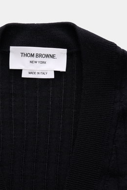 Nahaufnahme des Thom Browne Cardigan navy aus elastischer Wolle, Rippstrick, Slim Fit, kurzem Schnitt, glatter Knopfleiste und Label innen.