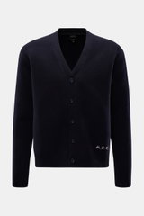 A.P.C. Cardigan 'Kevin' navy in Frontansicht, aus reiner Wolle, Regular Fit, mit Rundhalsausschnitt, Rippbündchen und Logo am Bund.