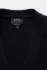Nahaufnahme des Rundhalsausschnitts und des schwarzen Logos am Bund des A.P.C. Cardigan 'Kevin' navy aus reiner Wolle, Regular Fit.