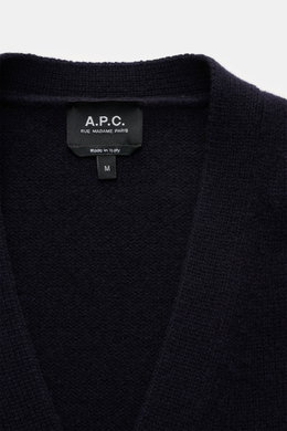 Nahaufnahme des Rundhalsausschnitts und des schwarzen Logos am Bund des A.P.C. Cardigan 'Kevin' navy aus reiner Wolle, Regular Fit.