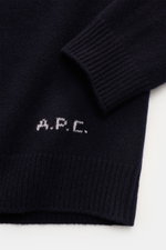 Ausschnittbild des A.P.C. Cardigan 'Kevin' navy aus reiner Wolle, Detail von Rippbündchen und kontrastfarbenem Logo am Bund, Nahaufnahme.